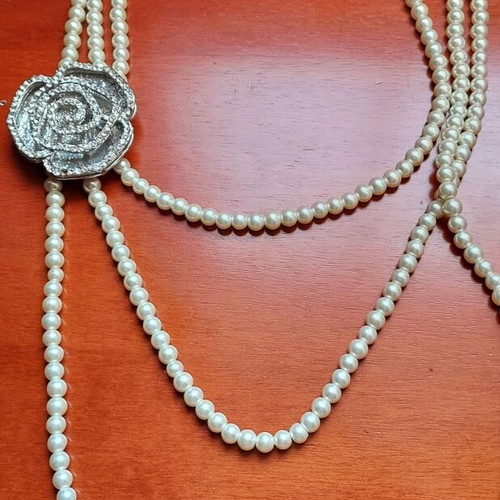 Vintage necklace with three rows of white pearls like new
