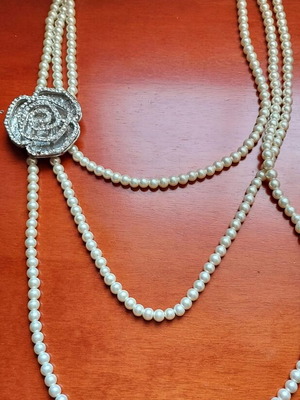 Vintage necklace with three rows of white pearls like new
