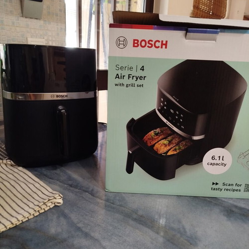 Airfryer Bosch Series 4 new with grill accessory and 3-year warranty