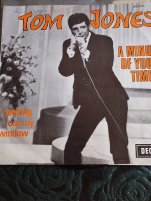Tom Jones Looking Outside My Window 7" single μεταχειρισμένο, pop