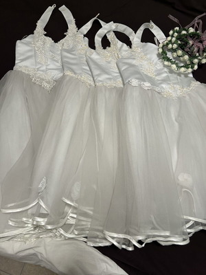 Flower girl dresses like new, set of four, white with hair ribbons