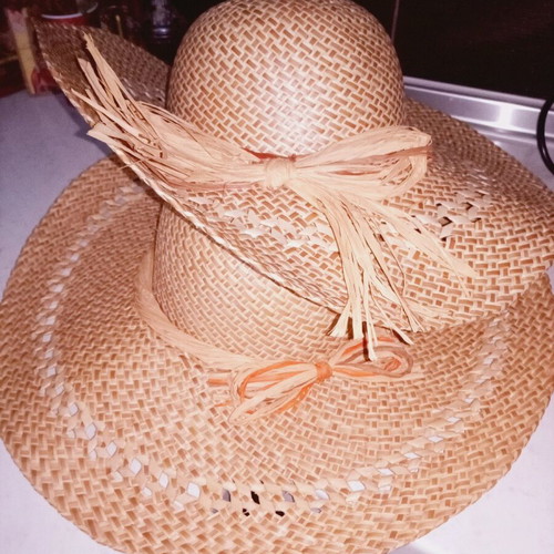 Straw hats like new, set of 2, gold color