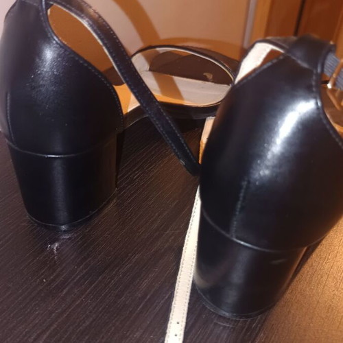 Black sandal like new with ankle strap and 6 cm heel