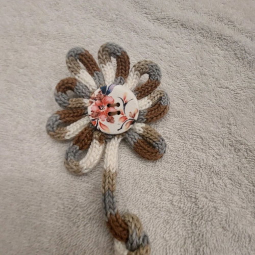 Knitted flower brooch with button new