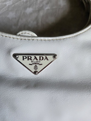 Δερμάτινη τσάντα Prada για ώμο μεταχειρισμένη, λευκή