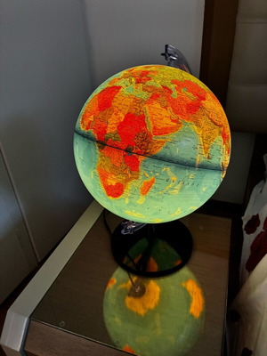 Illuminated globe like new for geography learning