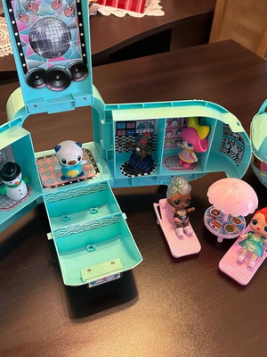 Camper toy caravan set with dolls like new, kids playhouse