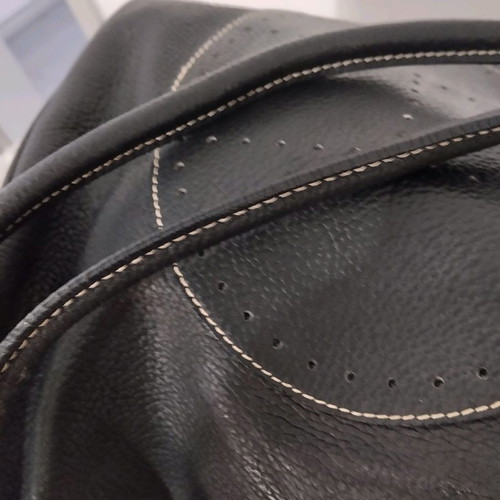 Leather shoulder bag used, black with magnetic clasp