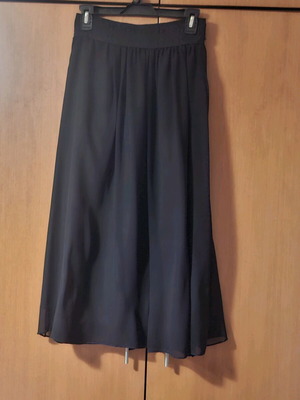 Black skirt with tulle and lining like new, size M-L