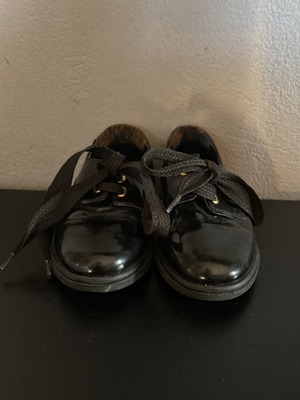 Sheppard Girls' Patent Leather Shoes size 23 like new, black