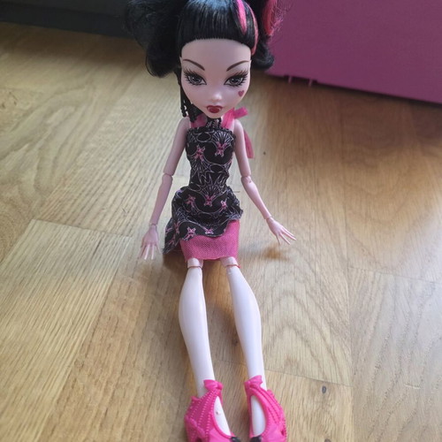 Monster High dolls used, set of 4 including Draculaura and Operetta