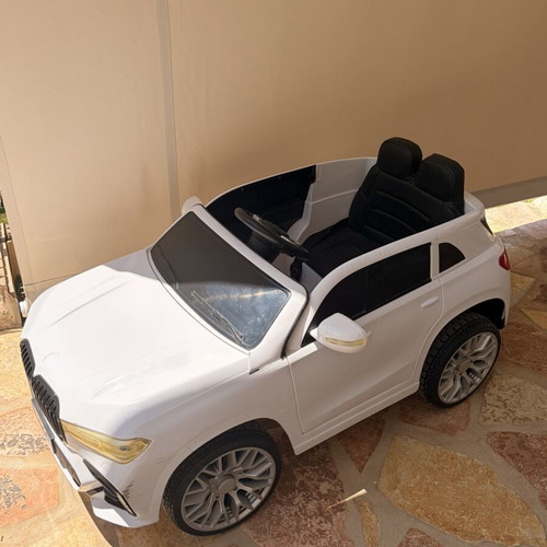 BMW Electric Ride-On Car like new with remote control and charger