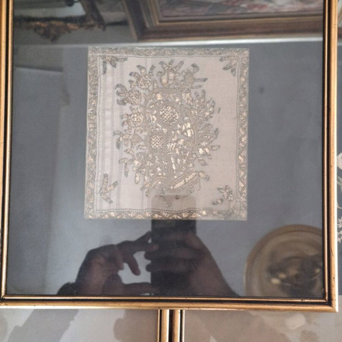 Vintage embroidery tevredes like new, framed