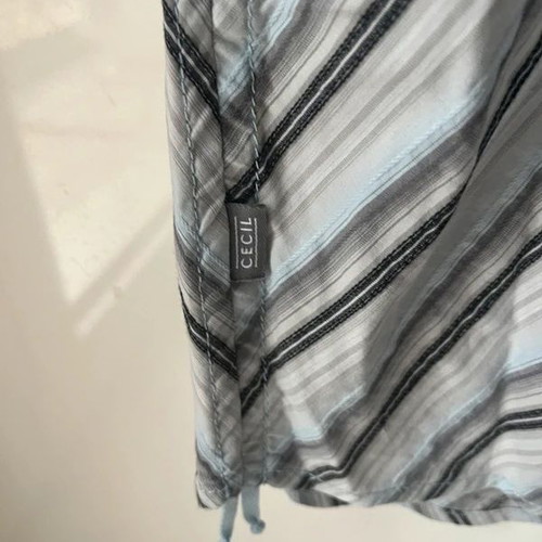 Set of two women's short-sleeve shirts size Medium like new