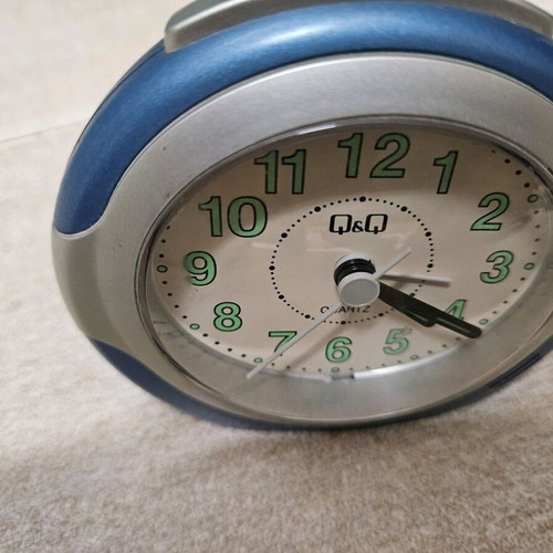 Bedside alarm clock like new with large numbers and luminous hands