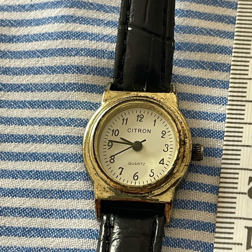 Citron wristwatch used with gold color and black strap