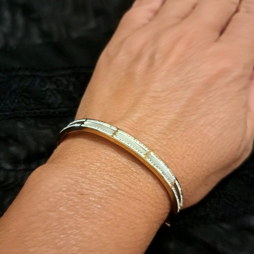 Bracelet new, gold color, impressive and unique