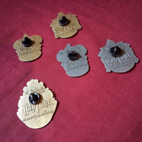 Harry Potter metal pin set new, 5 Hogwarts houses and crest