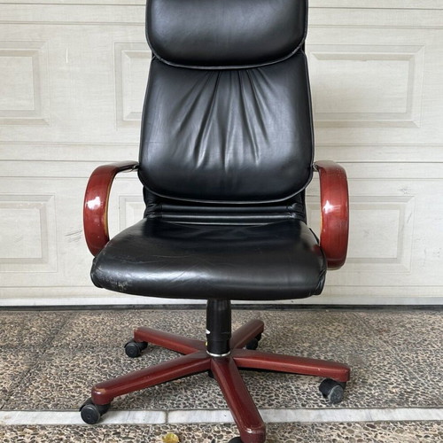 Comforto Executive Chair used, leather with wooden arms