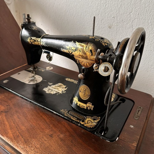 Singer sewing machine used, collectible antique with original cast iron base