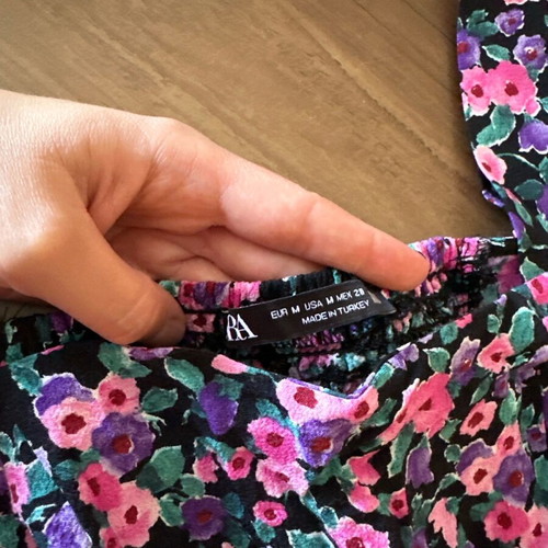 Cropped blouse Zara like new, medium size, black with pink flowers