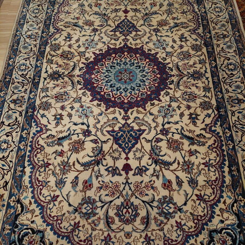 Persian rug like new, 165 cm x 260 cm, handcrafted floral design