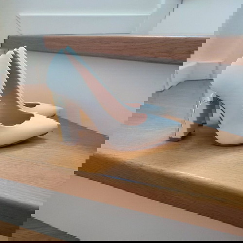 Γόβες λευκές 36 με χοντρό μεταλλικό τακούνι σε χρυσή απόχρωση αφόρετες