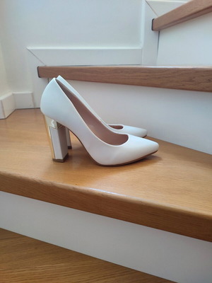 Γόβες λευκές 36 με χοντρό μεταλλικό τακούνι σε χρυσή απόχρωση αφόρετες