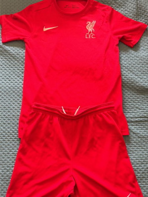 Σετ Liverpool σαν καινούργιο, επίσημο αντίγραφο, μέγεθος 137-147εκ