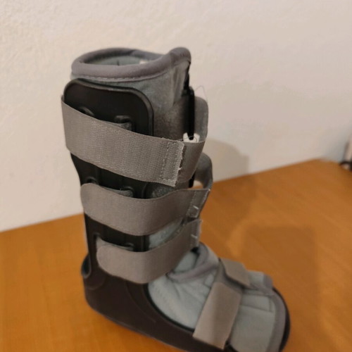 Orthopedic walking boot e-life kids size L like new with box