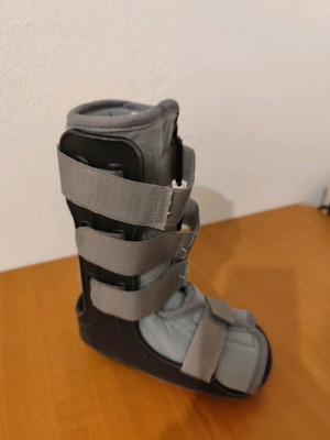 Orthopedic walking boot e-life kids size L like new with box