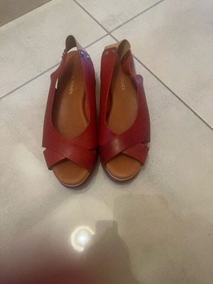 Leather Spanish sandals like new, cherry color shoes