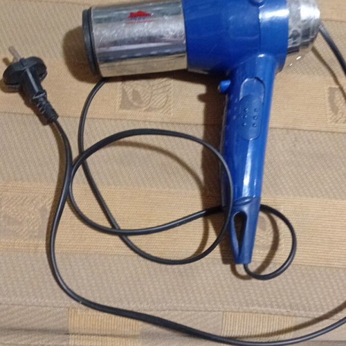 Petrom hair dryer used with 2 power levels and cold air button