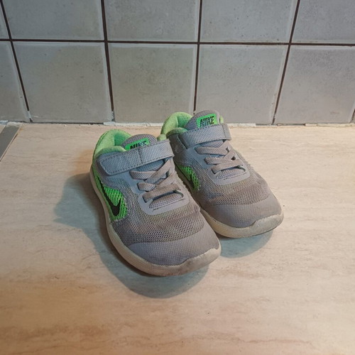 Nike kids' athletic shoes like new, gray and green, size 26