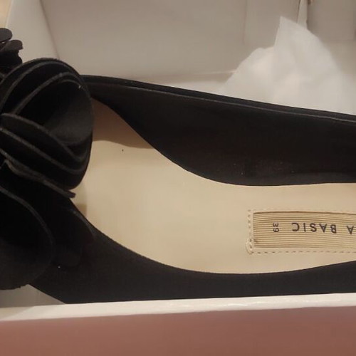 Zara kitten heels black new size 39 with flower detail