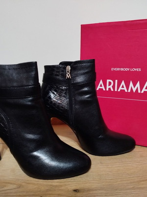 Maria Mare black ankle boots with round toe and stiletto heel size 40 like new