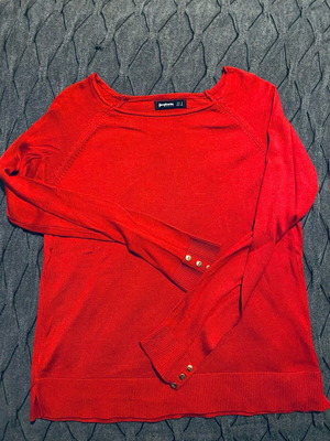 Stradivarius knitted thin long-sleeve blouse like new, red with gold buttons