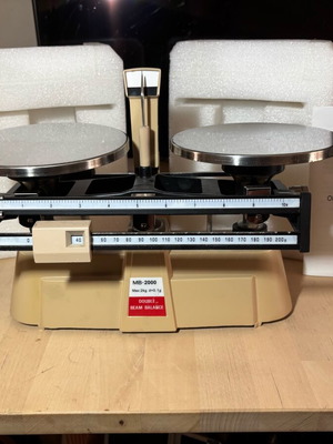 Professional scale MB2000 like new, 2 kg capacity with 0.1 g precision