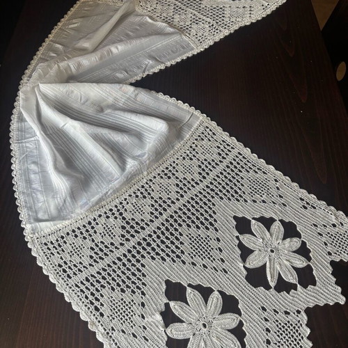 Silk runner like new with floss thread lace