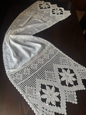 Silk runner like new with floss thread lace