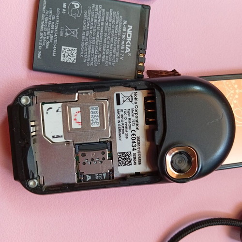 Nokia 7373 flip phone L'Amour Collection with original headphones