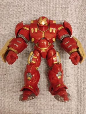 Marvel Legends Hulkbuster figure