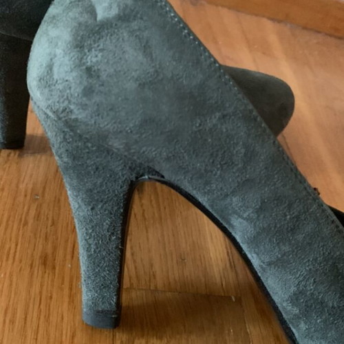 Suede leather pumps like new, size 38, oil gray color