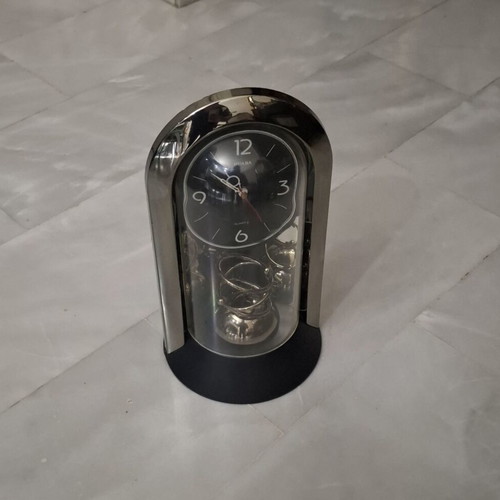Hua Ba Quartz Table Clock like new with rotating pendulum