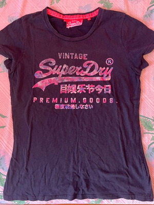 Superdry Γυναικείο Κοντομάνικο Μπλουζάκι Σαν Καινούργιο, Μαύρο με Ροζ Στάμπα, Μέγεθος L