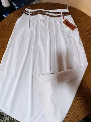 Skirt new white M/L