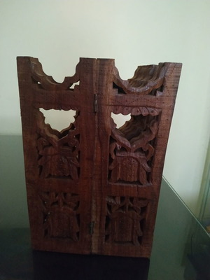 Дървена резбована сгъваема декоративна вещ употребявана