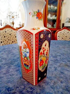 Porcelain vase 26 cm with decorative flowers