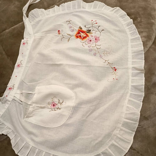 Vintage kitchen apron white with embroidery like new