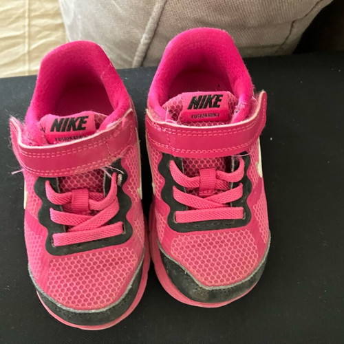 Nike n22 Kids Shoes like new fuchsia and black